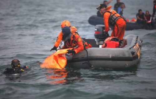 Mergulhadores recuperam destroços do Boeing acidentado na costa de Jacarta em 11 de janeiro de 2021 na Indonésia