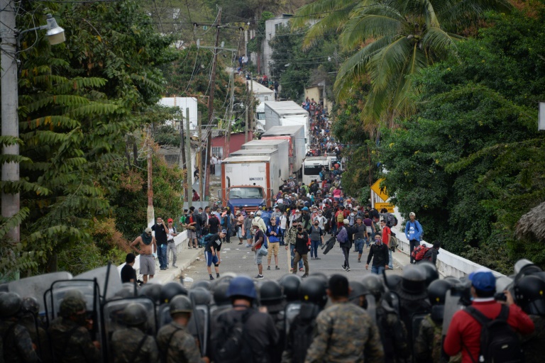 Forças de segurança bloqueiam migrantes que chegaram em caravana de Honduras a caminho dos Estados Unidos, em Vado Hondo, Guatemala, em 18 de janeiro de 2021