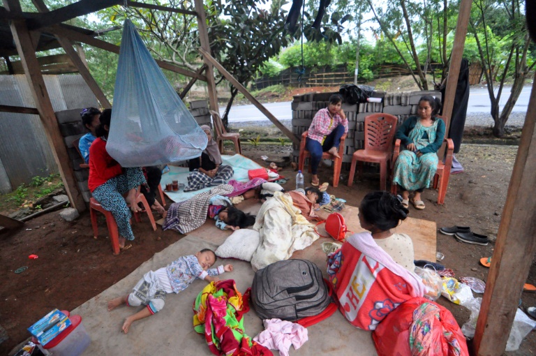 Família afetada pelo terremoto na Indonésia, em um abrigo precário, na cidade de Mamuju