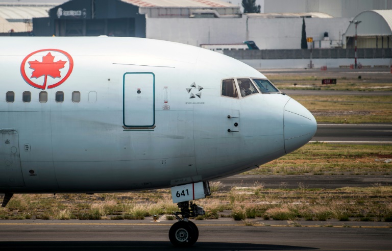Um avião da Air Canada se prepara para decolar do aeroporto Benito Juarez, no México, em 20 de maio de 2020