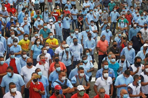 Trabalhadores da Ford em protesto em frente à fábrica da Ford em Camacari, Bahia