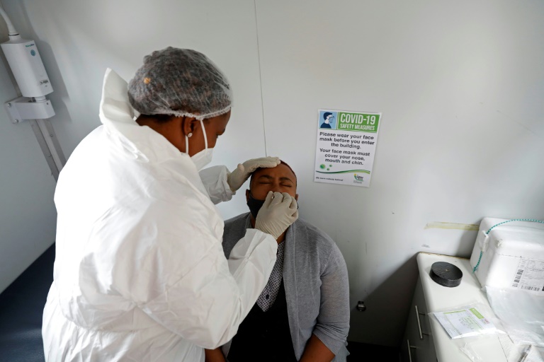 Teste de covid-19 em centro médico de Pretória, África do Sul