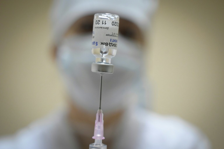 Enfermeira prepara uma dose da vacina Sputnik V contra a covid-19 para paciente em uma clínica em Moscou