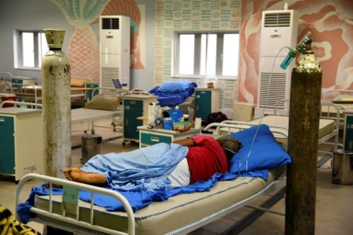 Paciente com covid-19 recebe tratamento com oxigênio em um hospital em Yaba, Lagos, 22 de janeiro de 2021