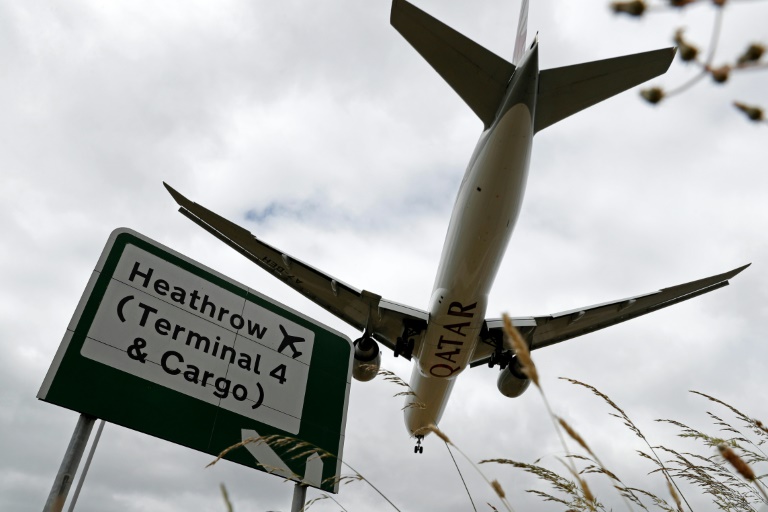 Passageiros chegando no Reino Unido a partir de segunda-feira deverão apresentar teste negativo para covid-19 e cumprir quarentena