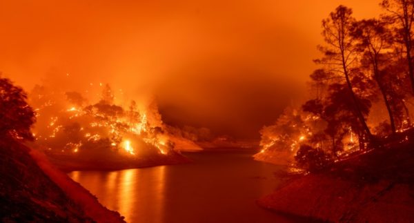Chamas consomem ambos os lados do lago Berryessa durante o incêndio de Hennessey em Napa, Califórnia, em agosto de 2020