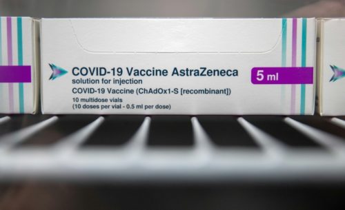 Caixas de doses da vacina da Oxford/AstraZeneca contra o coronavírus, no refrigerador de um grande centro de vacinação de Bristol, em 9 de janeiro de 2021