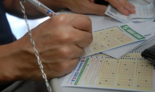 Os números sorteados no Espaço Loterias Caixa, em São Paulo. foram 02, 09, 34, 49, 51, 55