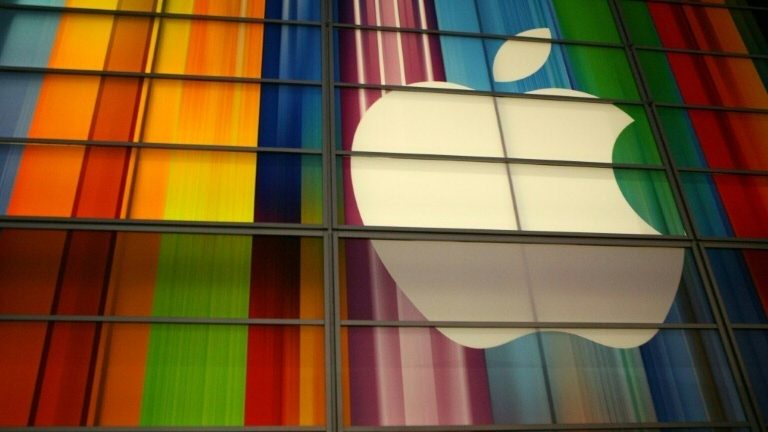A receita foi de US$ 111,4 bilhões, em alta anual de 21% e um recorde histórico para a Apple, segundo comunicado divulgado pela empresa ao mercado