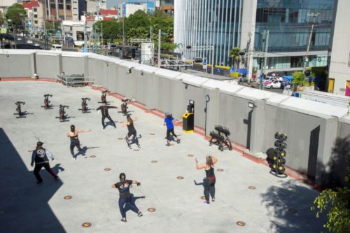 Pessoas se exercitando em um grande terraço de um edifício na Cidade do México em 21 de janeiro de 2021
