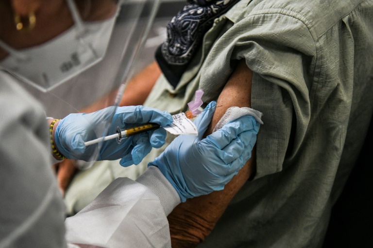 Voluntário recebe vacina experimental de covid-19 em ensaio clínico em Hollywood, Flórida (EUA), em agosto de 2020