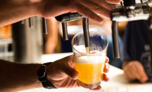 O decreto proíbe o comércio e o consumo de bebidas alcoólicas em locais de uso público ou coletivo, entre 22h e 6h