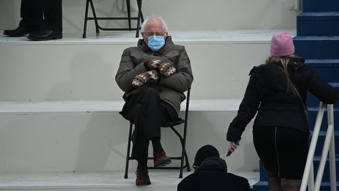 Nesta quarta-feira (20), Bernie Sanders roubou a cena na posse do presidente Joe Biden com um casaco de inverno e luvas caseiras