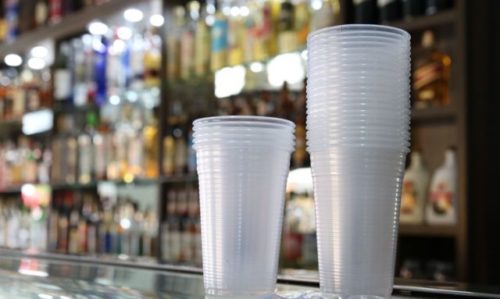 Lei foi sancionada há 1 ano, mas proibição de copos e talheres de plástico entrou em vigor agora