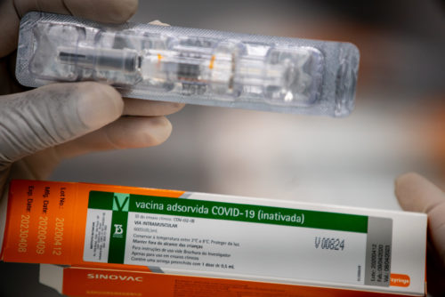 Com o sinal verde da Anvisa, a expectativa, de acordo com o Ministério da Saúde, é que a vacinação comece na quarta-feira (20