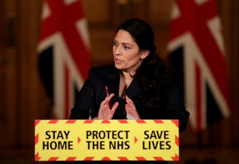 A secretária do Interior do Reino Unido, Priti Patel, fala durante uma coletiva de imprensa virtual sobre a pandemia de coronavírus, em Downing Street, 10, no centro de Londres, em 21 de janeiro de 2021