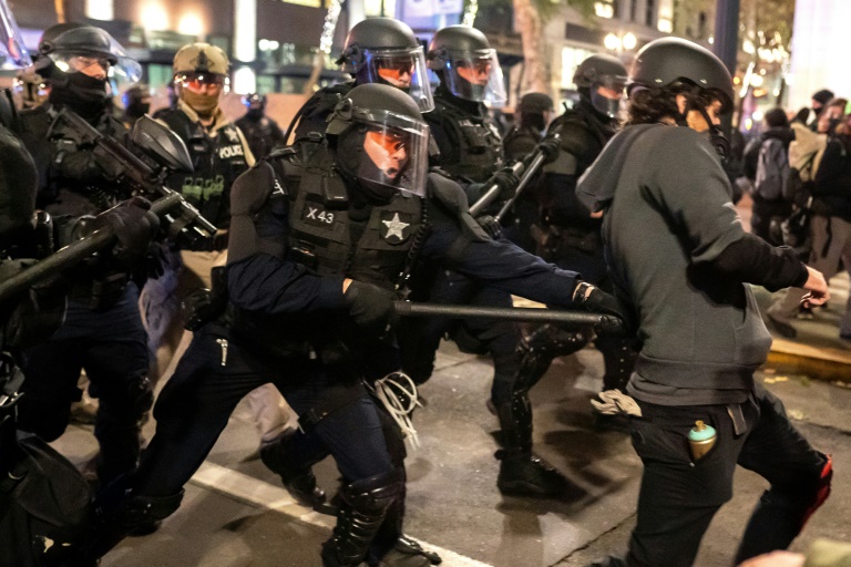 Forças de segurança de Oregon entram em confronto com manifestantes, novembro de 2020 em Portland