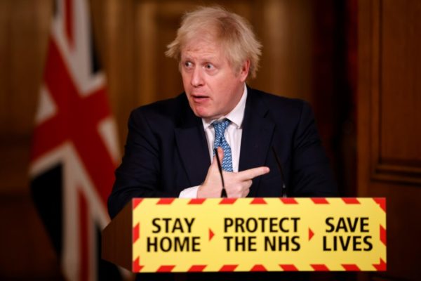 O primeiro-ministro britânico, Boris Johnson, participa de uma conferência de imprensa virtual sobre a pandemia, em Downing Street, 10