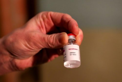 Frasco com a vacina contra a covid-19 da Universidade de Oxford e AstraZeneca no Hospital Churchill de Oxford, Reino Unido, em 4 de janeiro de 2021
