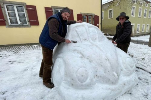 Eles empilharam a neve da praça em uma pilha ainda maior. Por cerca de cinco horas, os dois modelaram o carro de neve com uma pá e uma colher de pedreiro.