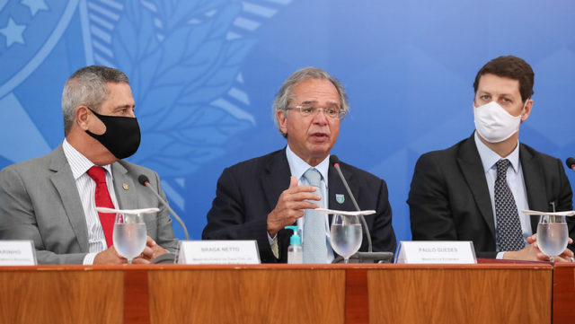 Os ministros Paulos Guedes (centro) e Ricardo Salles (direita) estão conduzindo as discussões que podem levar à criação da zona franca no Pará