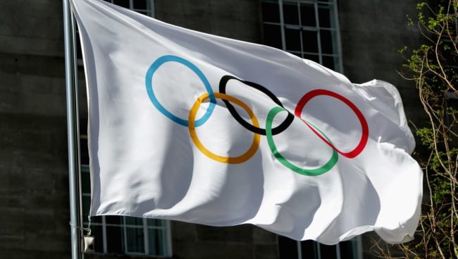 O presidente do COI disse que os Jogos acontecerão em julho.A opinião pública no Japão se voltou fortemente contra as Olimpíadas.