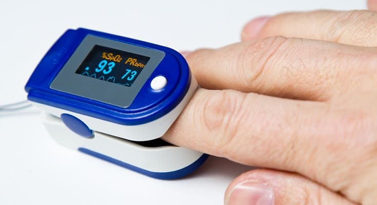 O oxímetro é um aparelho médico que monitora o nível de oxigenação do sangue nos pacientes