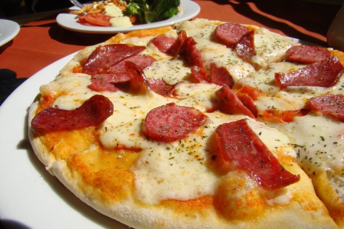 Se recorrer a pizzas congeladas com mais frequência, você deve ficar ciente do que exatamente acontece com seu corpo quando ingere esse alimento. 