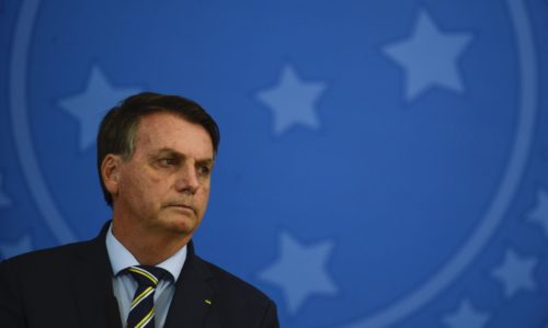 Os pedidos de vacina e de afastamento do chefe do Executivo foram a tônica do ato em Brasília
