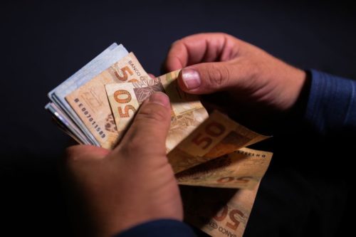 A portaria ainda mantém o salário mínimo em R$ 1.100,00
