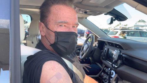 Schwarzenegger recebeu aplicação da vacina no estádio Dodger Stadium, em Los Angeles, e afirmou "venha comigo se quiser viver"