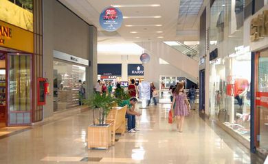 O movimento de consumidores no mês de dezembro em lojas físicas de shoppings foi 51% menor do que no mesmo período de 2019