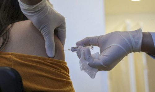 As autoridades norte-americanas estão investigando reações alérgicas acima do normal em pacientes que receberam doses da vacina da Moderna contra a covid-19