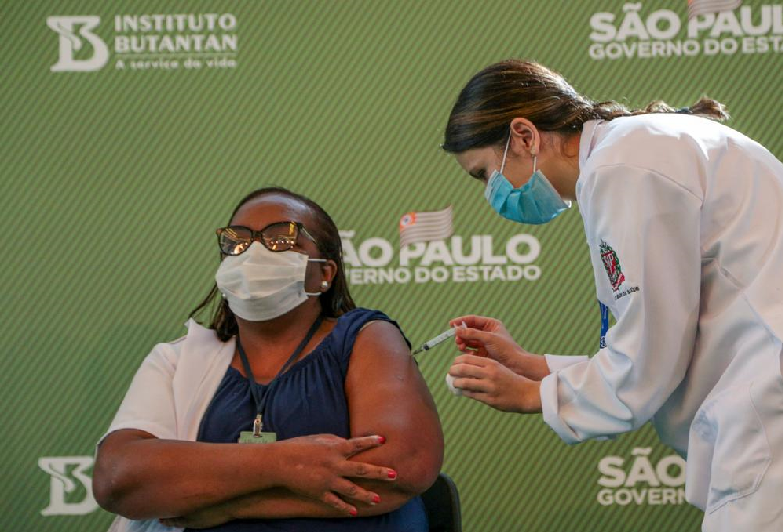 A primeira vacinada foi a enfermeira Mônica Calazans, 54, e trabalha no Emílio Ribas, hospital de referência para a covid-19 na região central de São Paulo