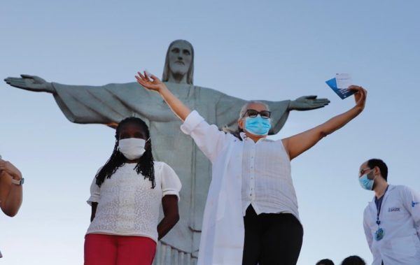 Dulcinéia da Silva Lopes, de 59 anos, e Terezinha da Conceição, de 80 anos, foram as duas primeiras cariocas a receberem a vacina CoronaVac no Rio