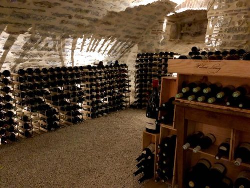 Os ladrões, que estavam fugindo com um valor estimado em 350 mil euros em vinhos, começaram a atirar as garrafas contra os policiais