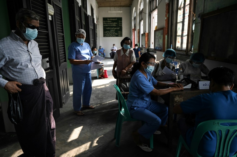 Preparação para administrar a vacina COVID-19 a idosos em Yangon, Mianmar, em 5 de fevereiro de 2021