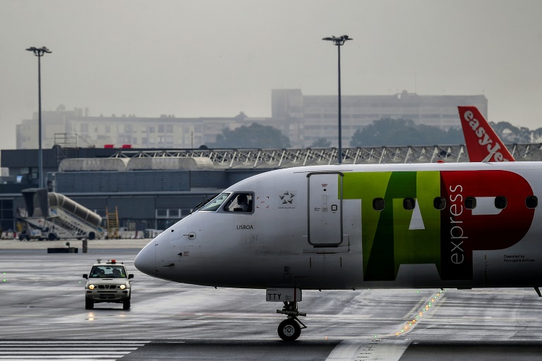 Aeronave da companhia aérea portuguesa TAP se prepara para taxear no aeroporto Humberto Delgado, em Lisboa, 9 de dezembro de 2020