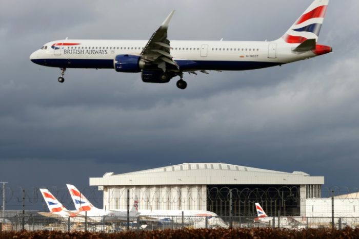 Avião da British Airways sobrevoa instalações da companhia em 5 de fevereiro de 2021 no aeroporto de Heathrow, Londres