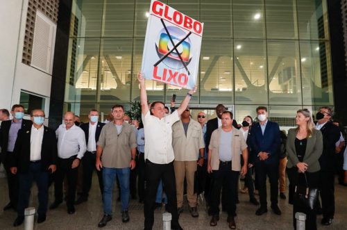Bolsonaro ergue placa "Globo lixo" no Aeroporto de Cascavel