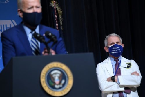 O presidente Joe Biden e o imunologista Anthony Fauci do National Institutes of Health em Bethesda, Maryland, em 11 de fevereiro de 2021