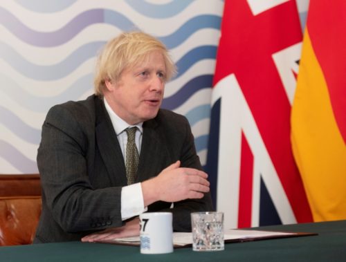 Boris Johnson participa de reunião virtual dos líderes do G7 de sua residência oficial de Downing Street, em 19 de fevereiro de 2021, em Londres