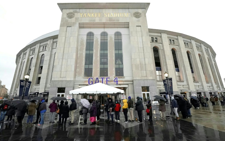 Moradores do Bronx, o bairro de Nova York mais atingido pela covid-19, fazem fila na chuva para serem vacinados no Yankee Stadium em 5 de fevereiro de 2021