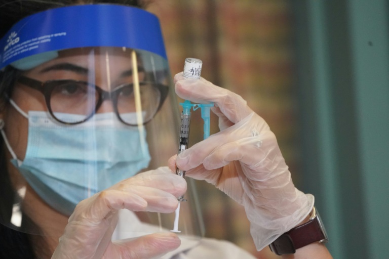 A farmacêutica da Walgreen, Jessica Sahni, prepara uma vacina anticovid-19 em Nova York