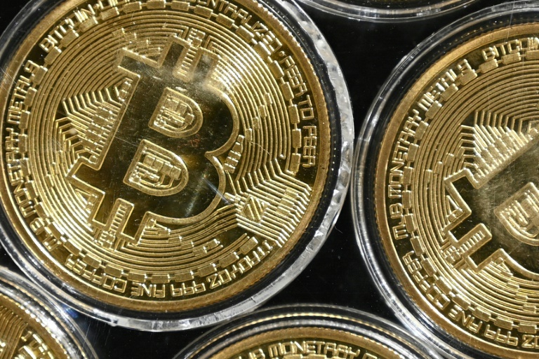 Por volta das 10h00, o bitcoin estava sendo negociado a 45.445,27 dólares, após atingir um novo máximo de 48.215,82 dólares por volta das 04h00
