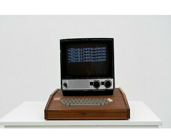 O Apple-1 era feito à mão por Steve Wozniak e vendido por Steve Jobs