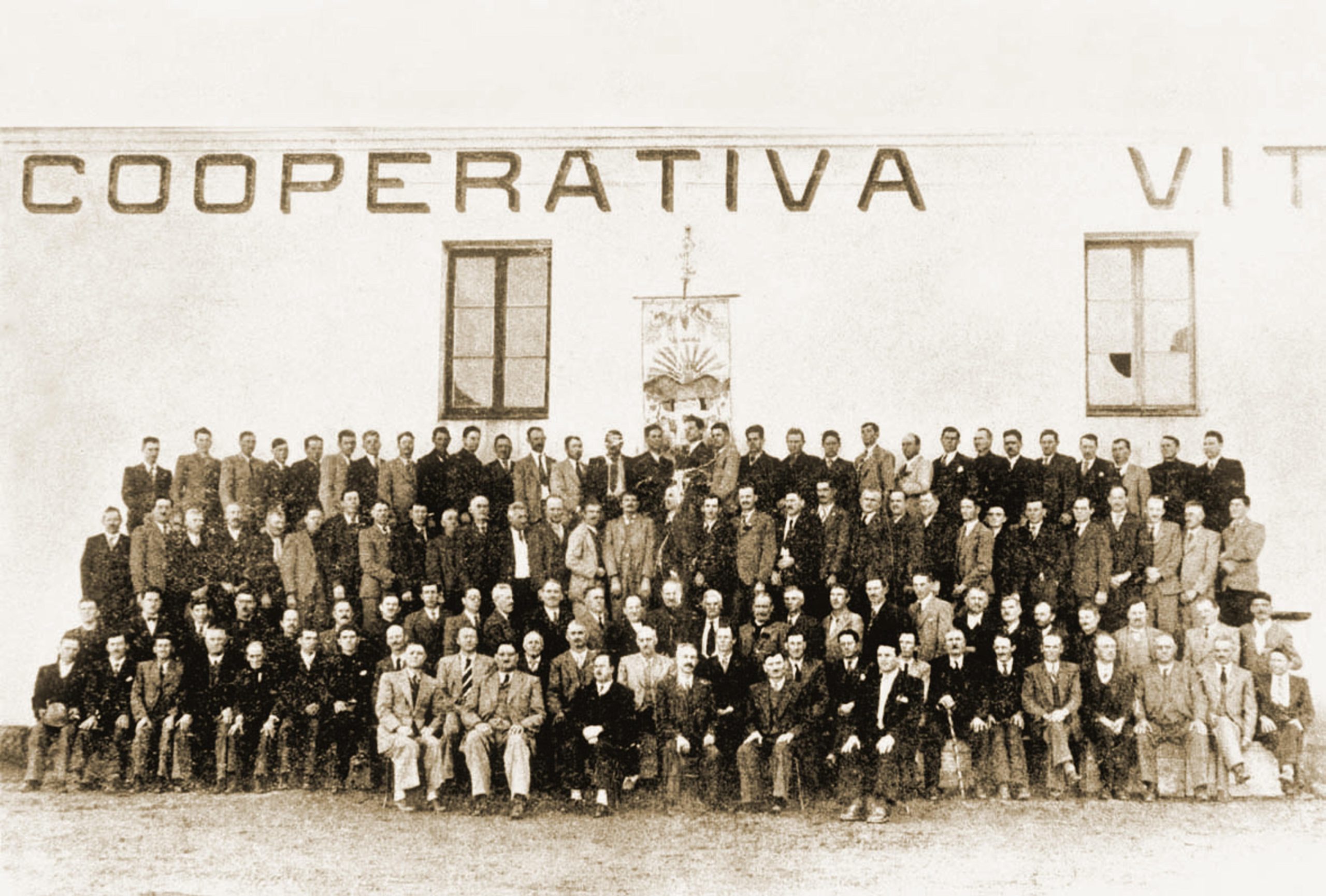 Associados após assembleia da Cooperativa Vinícola Aurora, em 1930