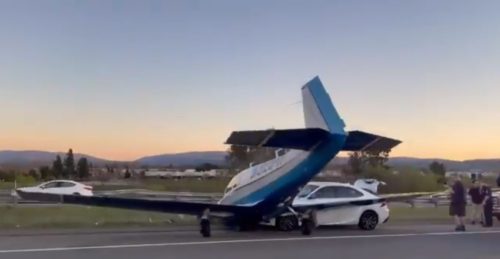 Um motorista foi surpreendido enquanto trafegava pela rodovia ao ser 'atropelado' por um avião monomotor, nos Estados Unidos.