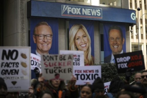 Companhia acusa partidários Trump e a Fox de propagar teorias da conspiração que a apontavam como instrumento de fraude eleitoral em massa.
