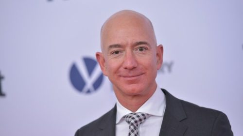 Além de CEO, Bezos é o fundador da Amazon, que foi criada em 1994 e ao longo do tempo se transformou de uma livraria online em uma grande varejista online